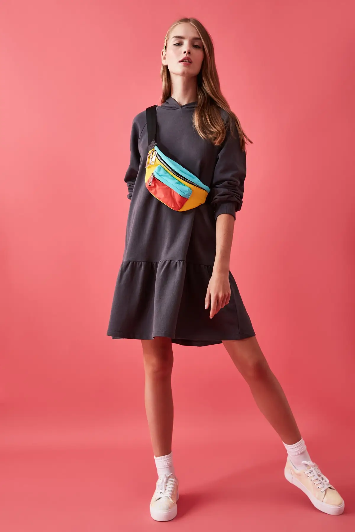 Трикотажное платье с воланами и капюшоном | Женская одежда