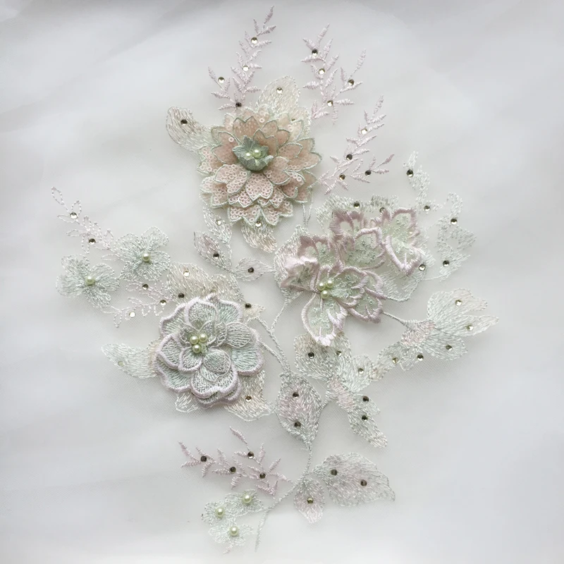 Кружевная аппликация фиолетового и розового цветов с вышитыми блестками цветами