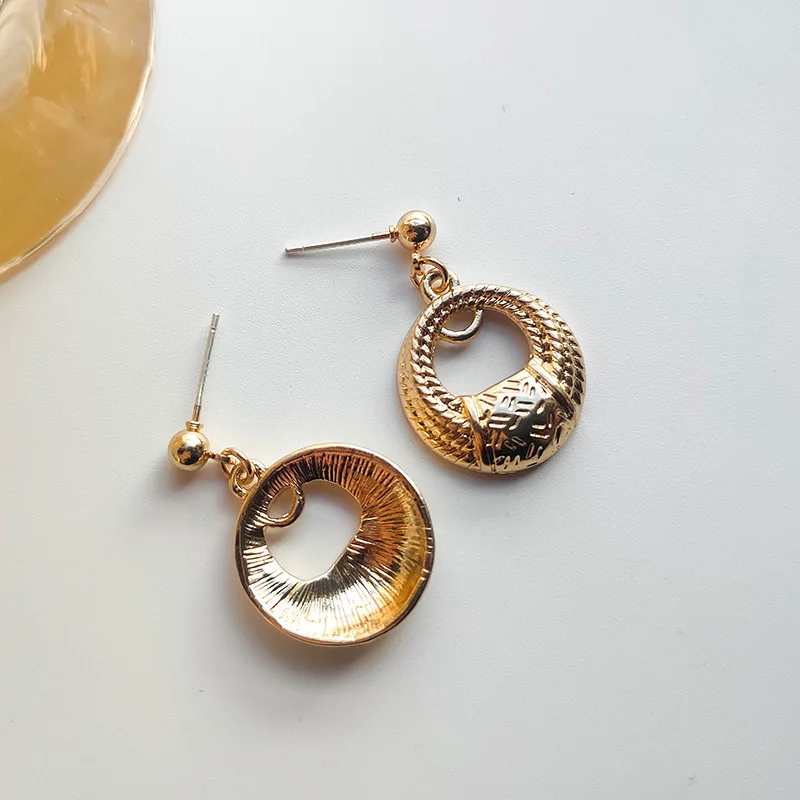 

European and American Design Earrings small crowd red same retro exaggerated metal 2020 new fashion temperament big earrings fem