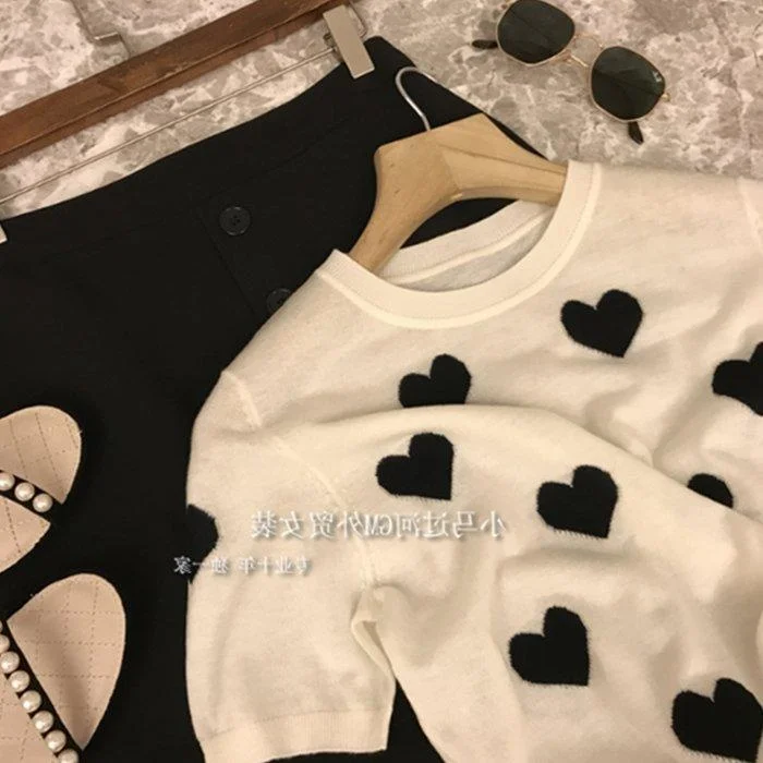 

Женская футболка с коротким рукавом и юбка