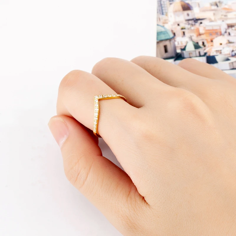 

1.5MM Beautiful Design V Shape Inlaid Zircon Ring For Women Love Ring Titanium Steel Jewelry Mother's day Gift Wholesale R727