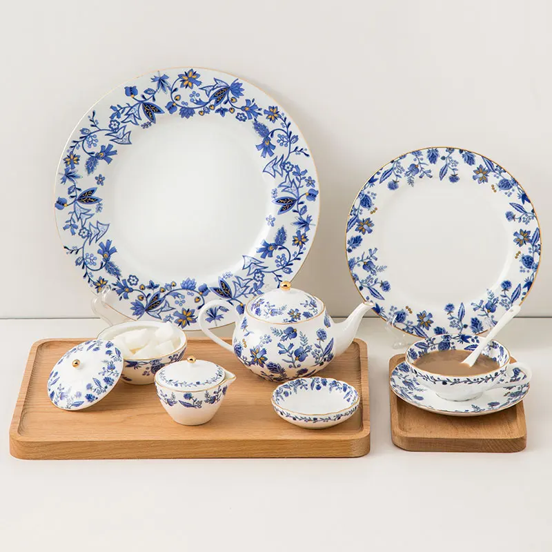 Кофейные чашки и блюдца в лаконичном сине-белом стиле из фарфора подходят для