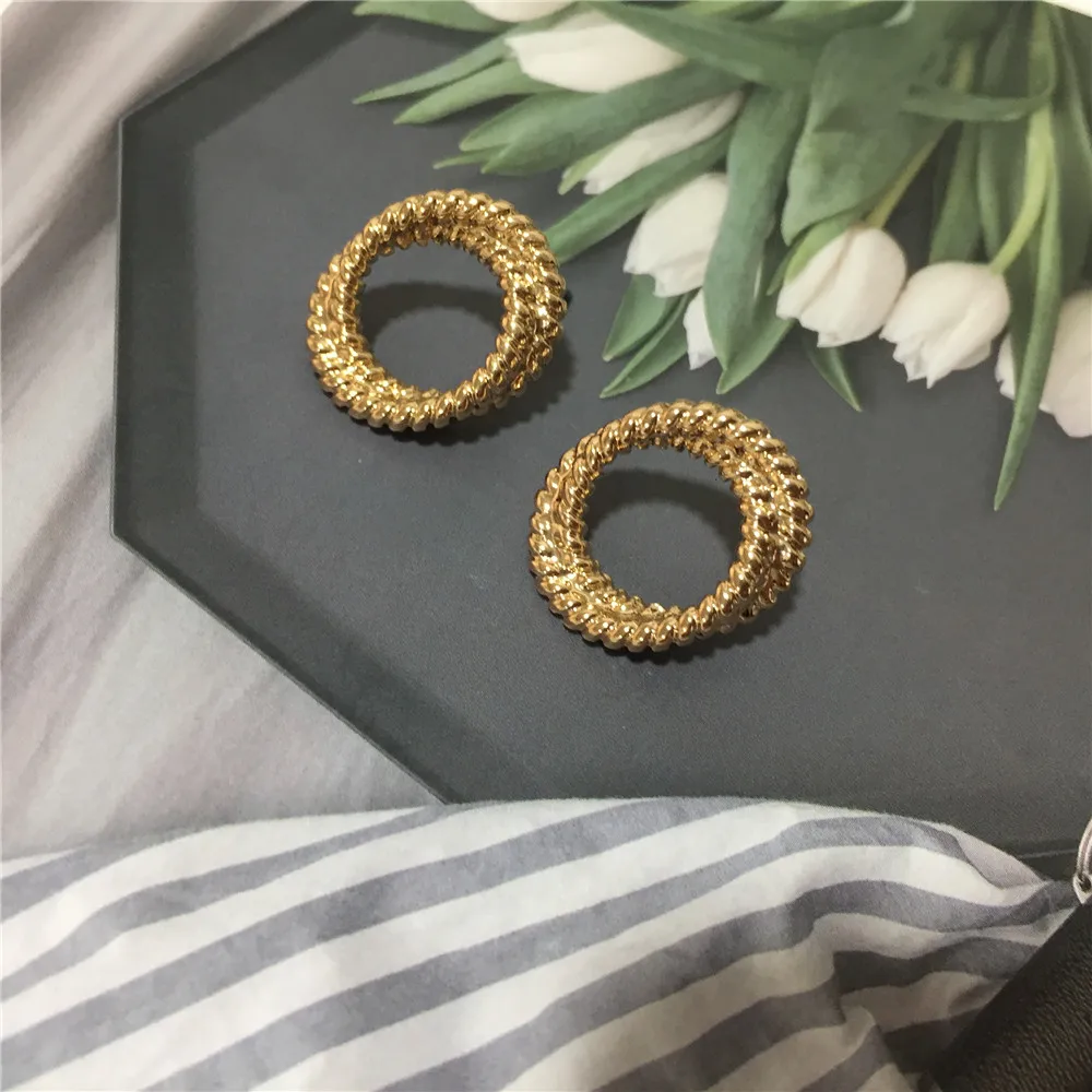 Женские серьги гвоздики с винтовым узором классические маленькие сережки