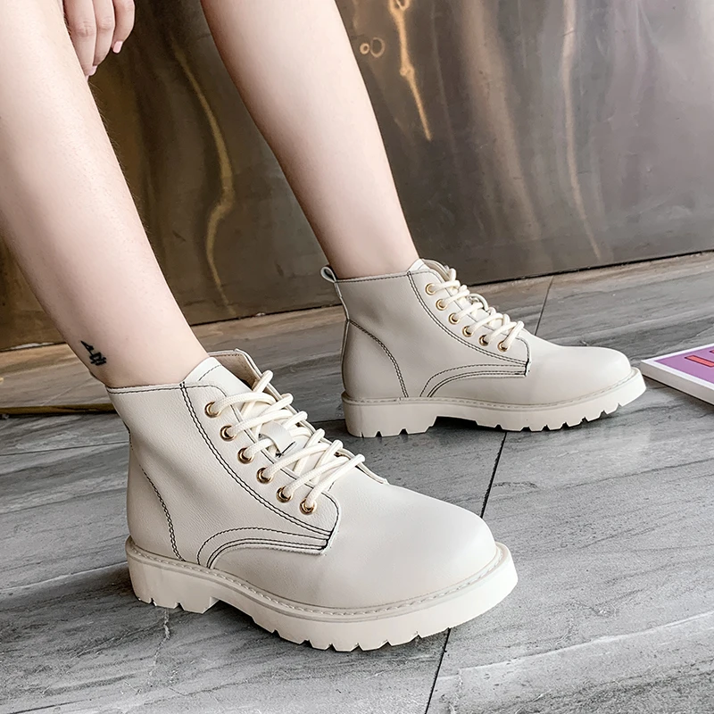 Модные осенне зимние ботинки серебристые кроссовки на массивной подошве большие