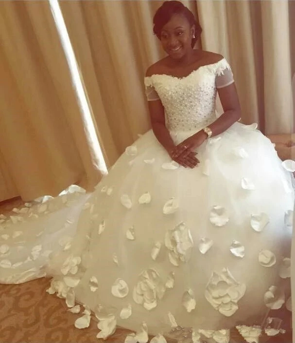 

Plus Size African Nigerian Wedding Dresses Luxury Pearls Beaded 3D Floral Butterfly Off Shoulder Princess Garden Wedding Gown