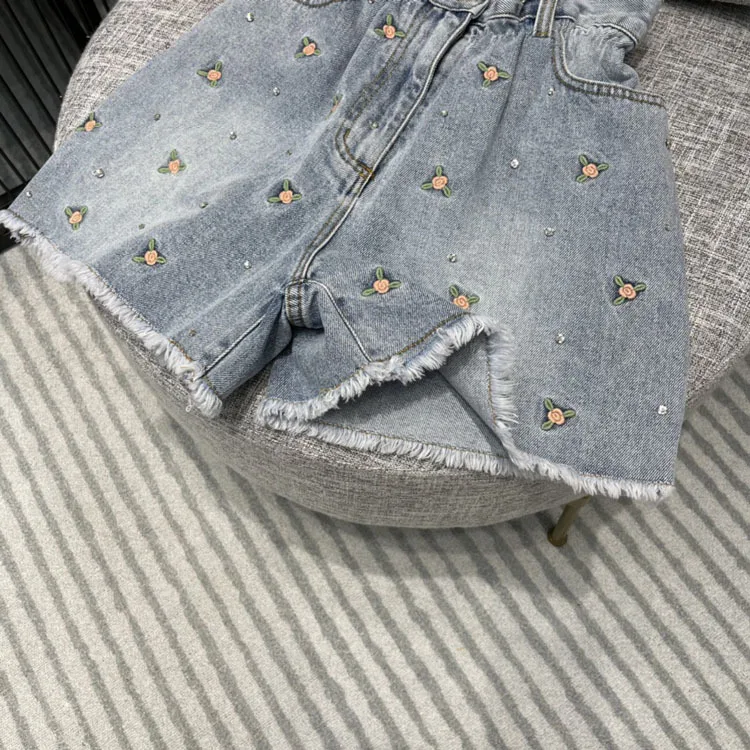 

2021 Summer Women's New Sweet Feng Shui Diamond Flower Embroidery Loose High Waist Denim Shorts
