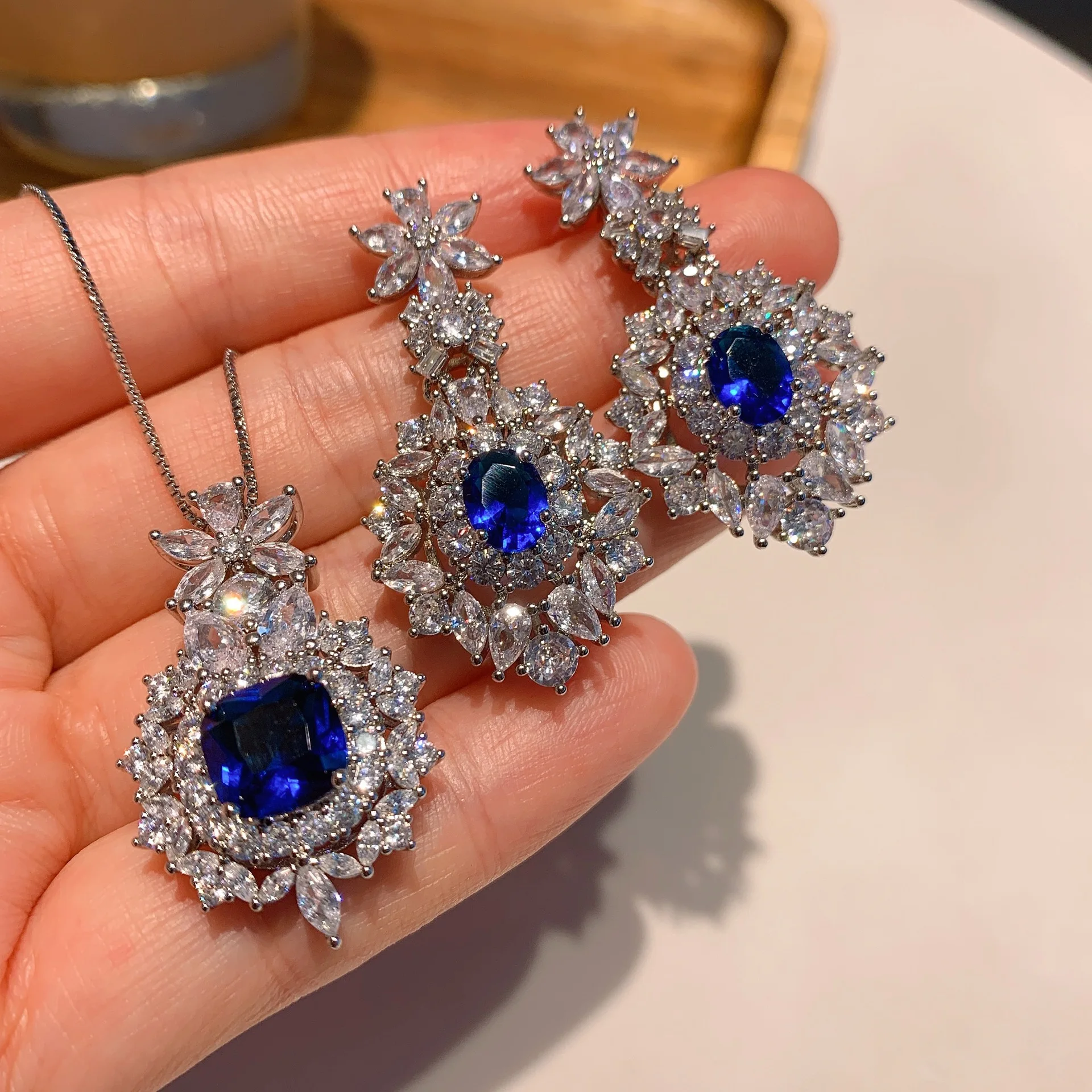 

Женский ювелирный комплект из колье и серёг, из серебра 925 пробы