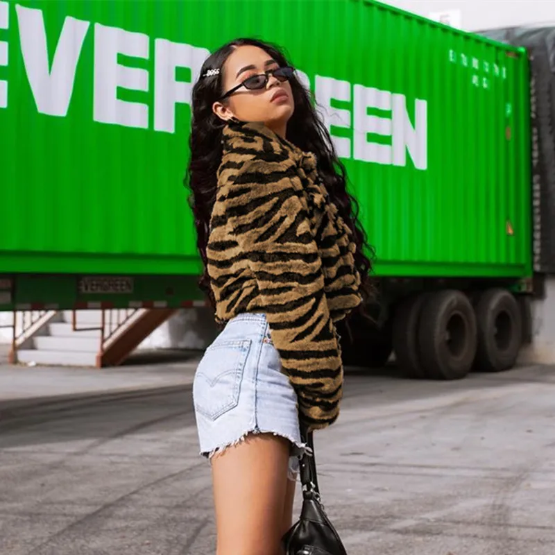 Женская Шуба из искусственного меха с принтом зебры пушистая укороченная куртка