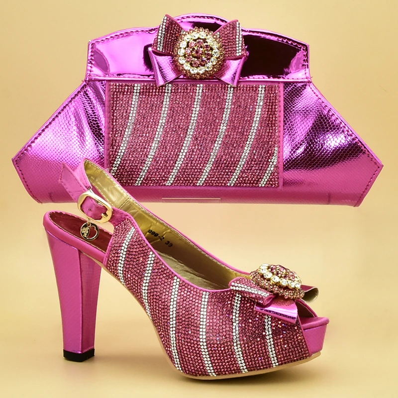 Новейшие туфли в африканском стиле и сумочка комплекте украшенные стразами