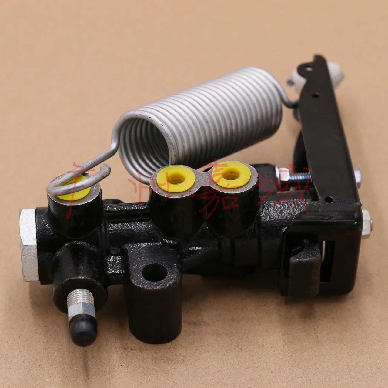 Клапан датчика нагрузки распределителя тормозов MB618320 подходит для Mitsubishi Pickup Triton