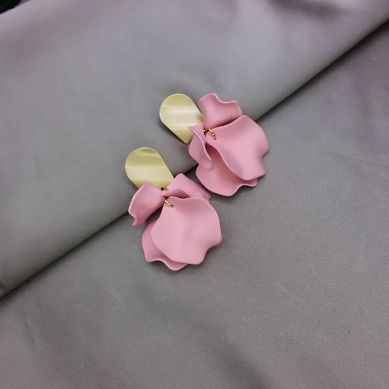 Женские серьги-гвоздики с большим цветком простые геометрические серьги