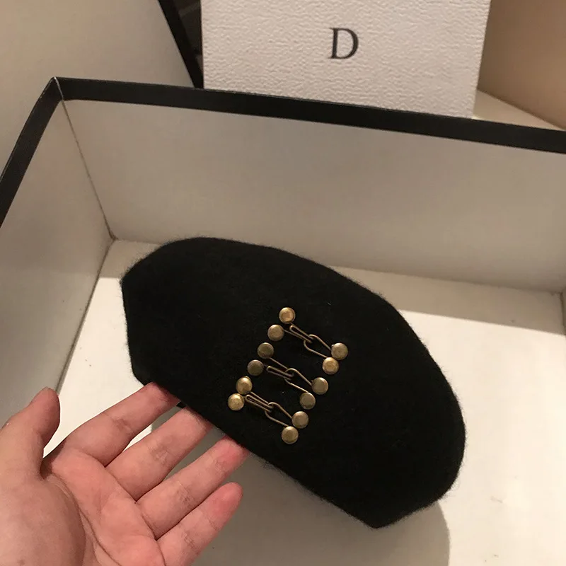 

Берет женский шерстяной, черного цвета, на осень и зиму