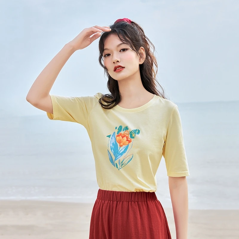 Женская хлопковая футболка с коротким рукавом круглым вырезом и вышивкой -