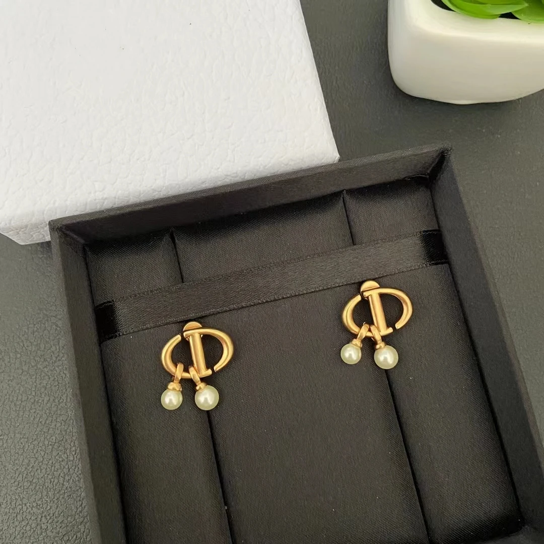 

Retro fashion high sense of elegance pearl earrings