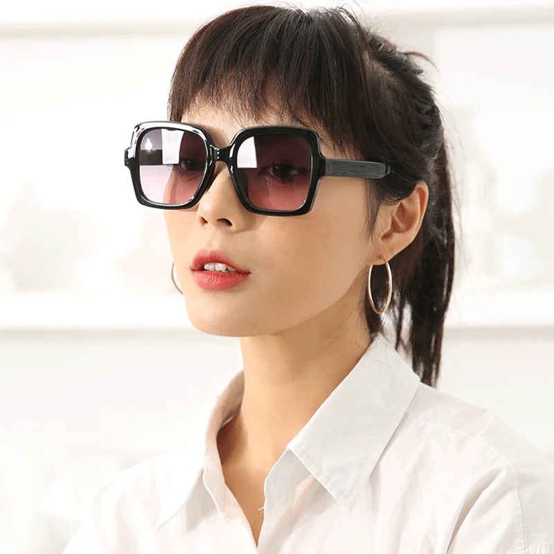 

Decorative Sunglasses Women Eyewear Mirror Black Frame Square Light Lens Meterial with Resin Sun Glasses for Men Fishing Hiking