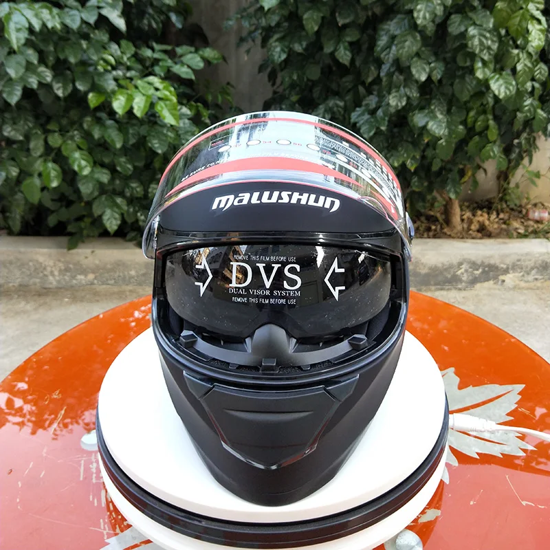Мотоциклетный шлем с двойным козырьком внутри небольшие солнцезащитные очки на