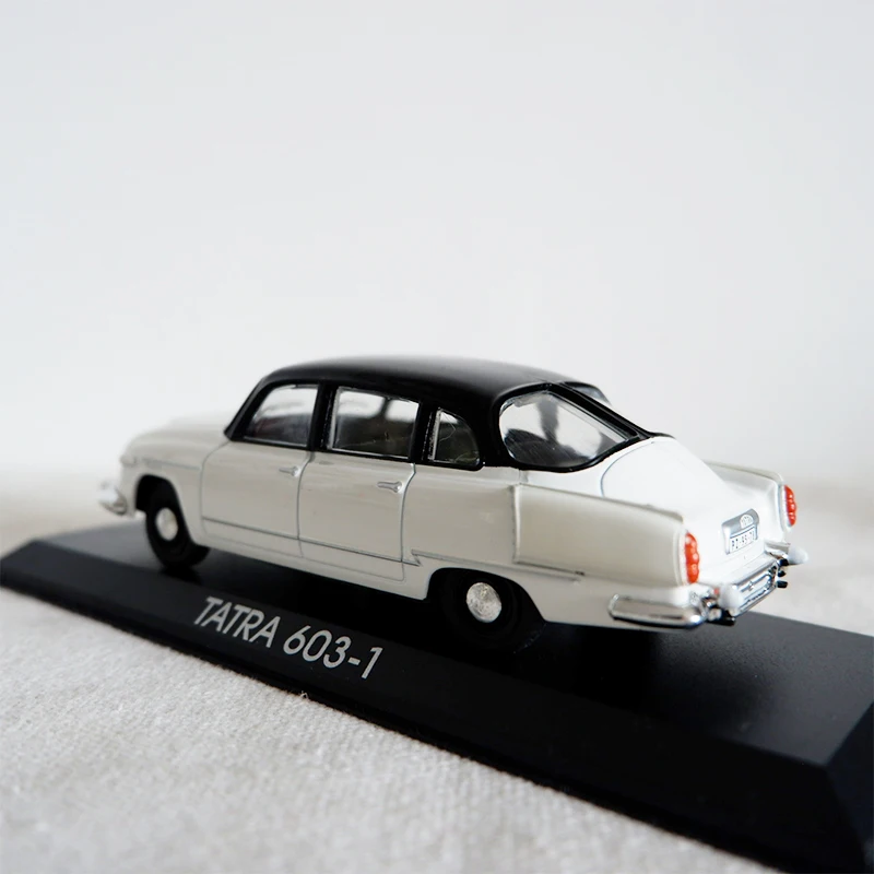Модель классической винтажной игрушечной машины из сплава 1/43 Чешская Словакия