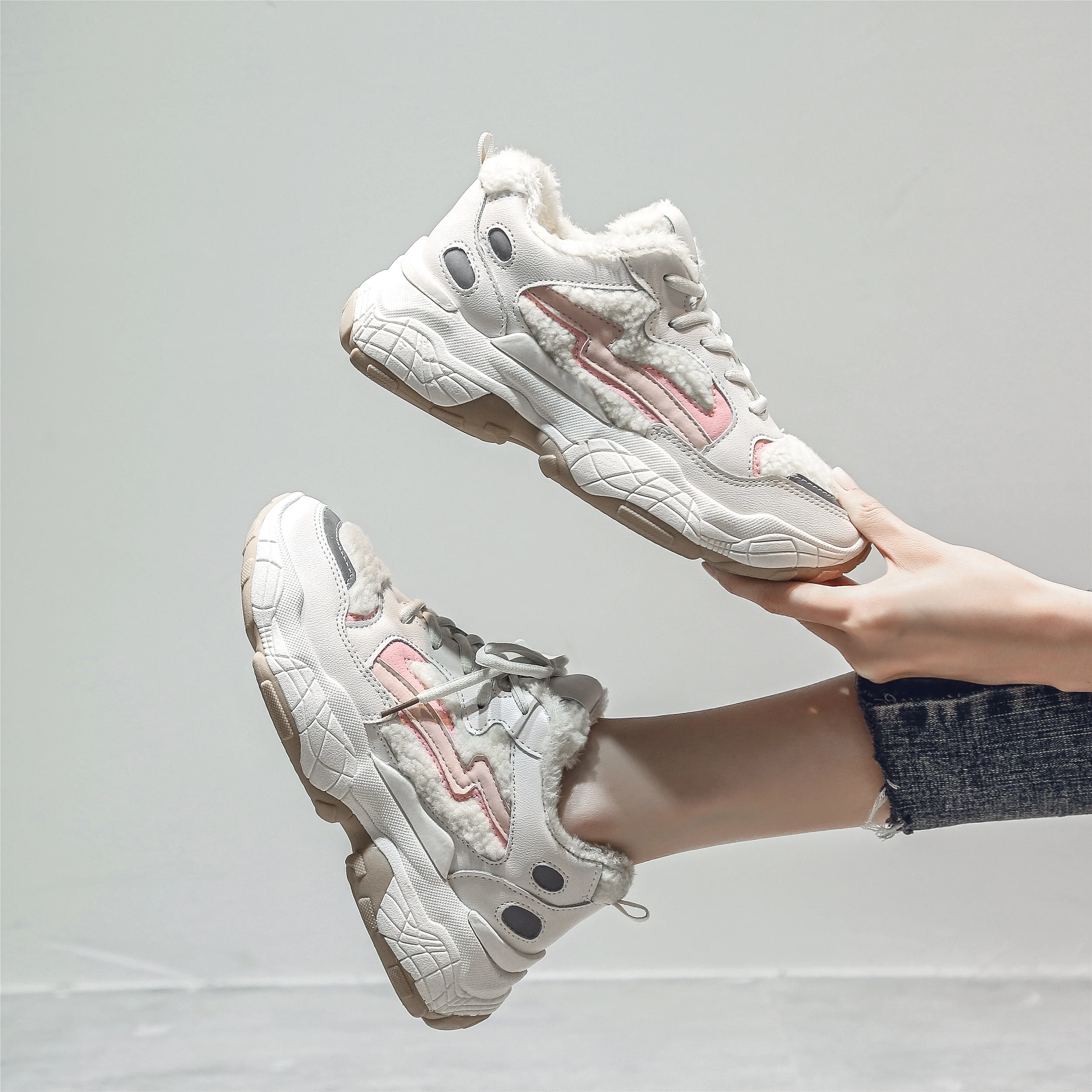 Женские кроссовки из хлопка и плюша черные зимние кашемировые туфли для бега