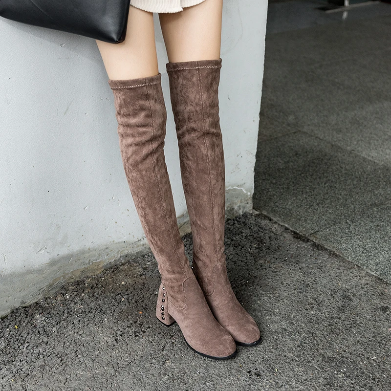 Женские сапоги выше колена с заклепками облегающие высокие до бедра на Высоком