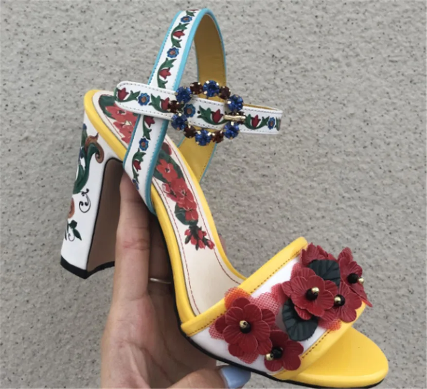 Сандалии женские из лакированной кожи с цветами и кристаллами|Боссоножки