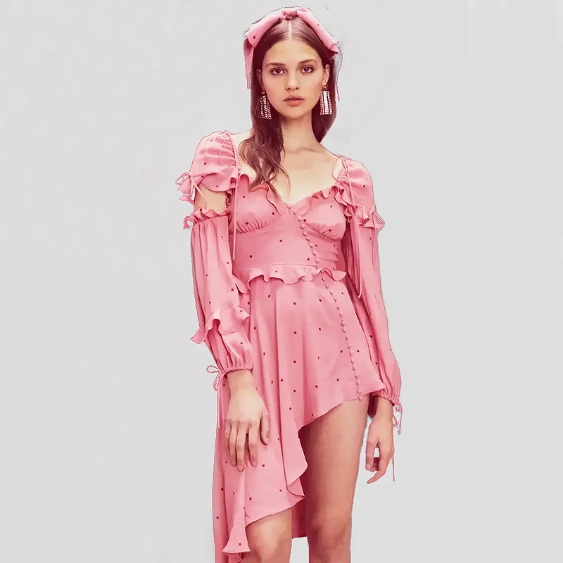 Женское асимметричное платье в горошек с рюшами на шнуровке спереди и оборкой