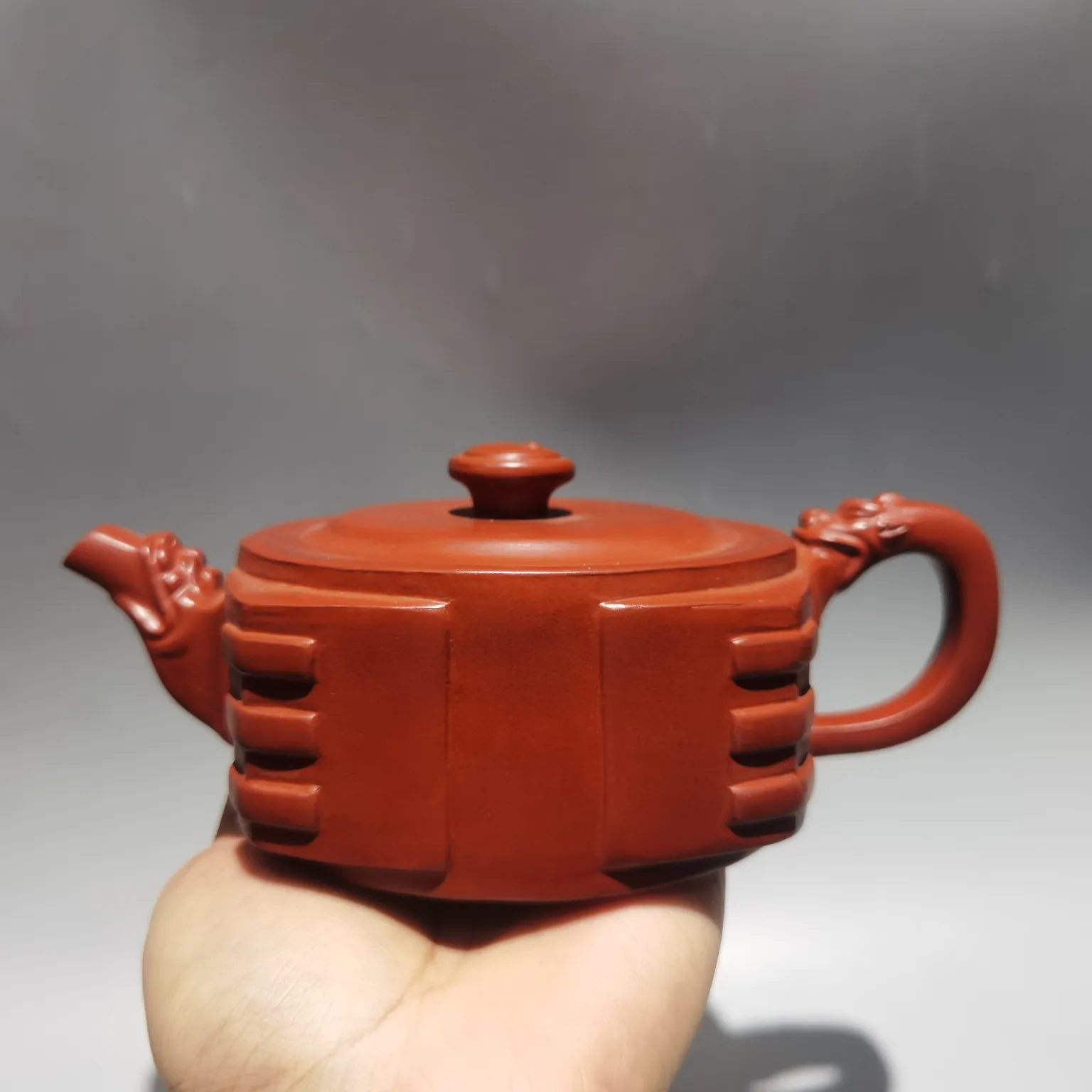 

Керамика Yixing Zisha, квадратный чайник с ручкой дракона, 7 дюймов, ручная работа, прозрачный цементный чайник, принадлежности для чая, офисные ук...