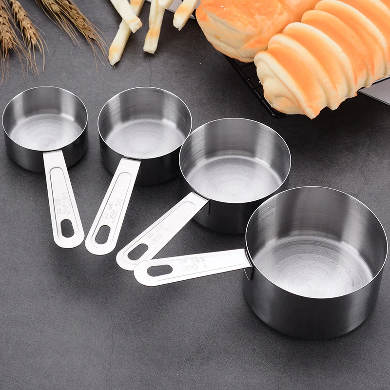 Мерные чашки и ложки из нержавеющей стали фотография торта кофейная лампа с