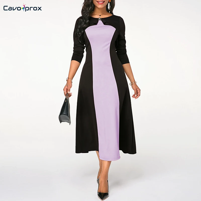 Женское платье с круглым вырезом и цветными блоками украшенное стразами офисное