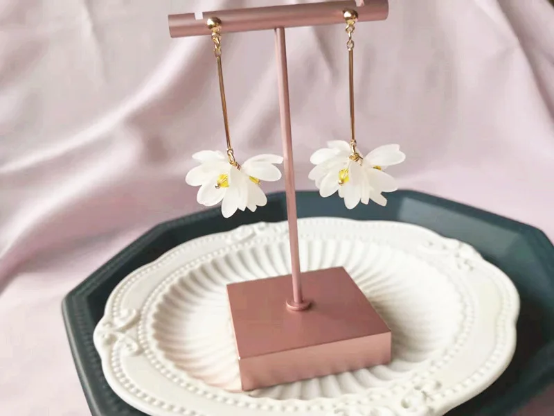 

Acetic Acid Flower Earrings White Ice Flower Beautiful Ear Nail Delicacy Long Ear Rings Original Holiday Style Give Girls Gift