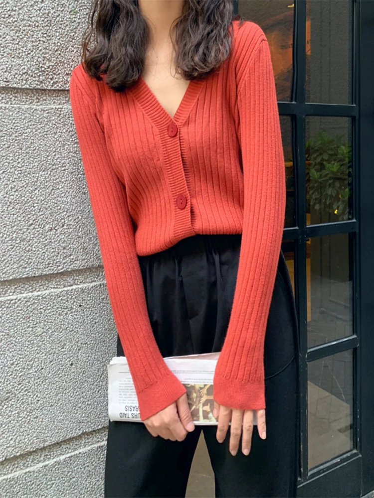 Женский короткий свитер кардиган черно белый с v образным вырезом однобортный