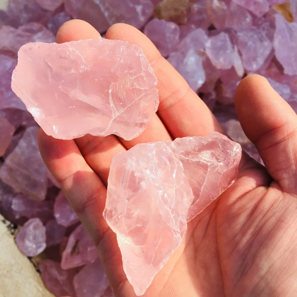 Розово белый камень. Розовый кварц Кристалл. Кристаллы кварца в Камне. САМОЦВЕТ розовый кварц.