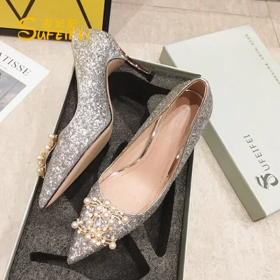 

Новые осенние туфли на высоком каблуке для женщин; Модная блестящая обувь на шпильках с острым носом; Открытая непарная обувь; Свадебные туф...