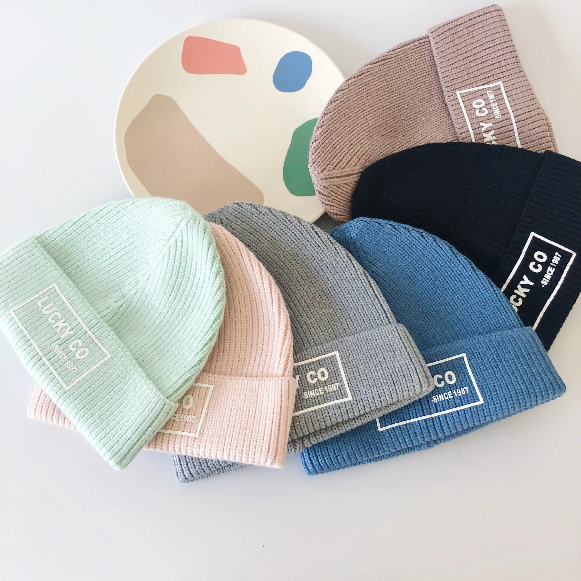 Осенние однотонные вязаные шапки с буквенным принтом для мальчиков и девочек