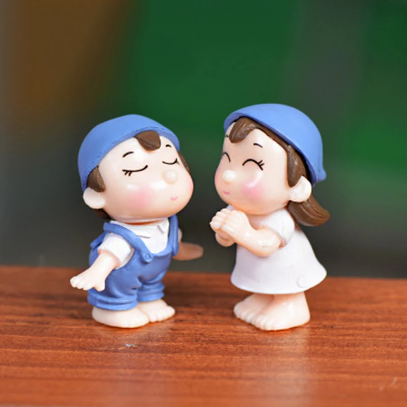 

miniature 1 pair of lovely lovers kiss Smiling figurines couple Christmas fairy garden home modern desk decoration accessories