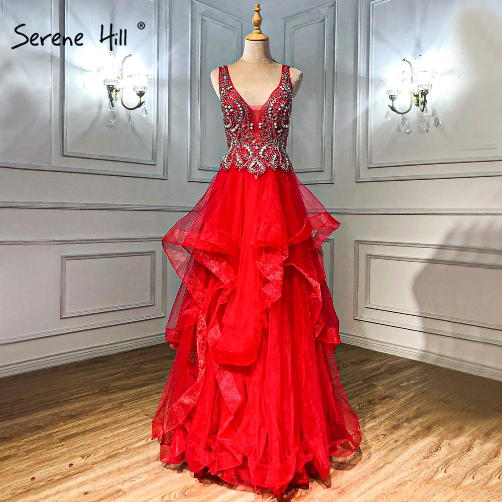 Золотое вечернее платье без рукавов с v-образным вырезом украшенное бисером и