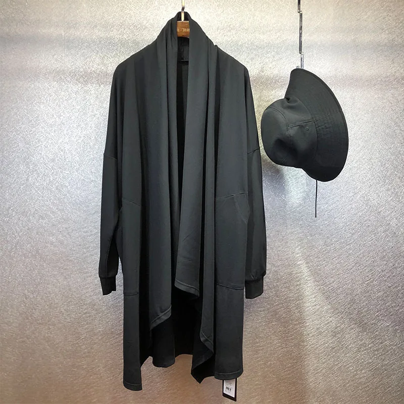 Осень-зима 2019 Оригинальное темное приталенное пальто средней длины в стиле