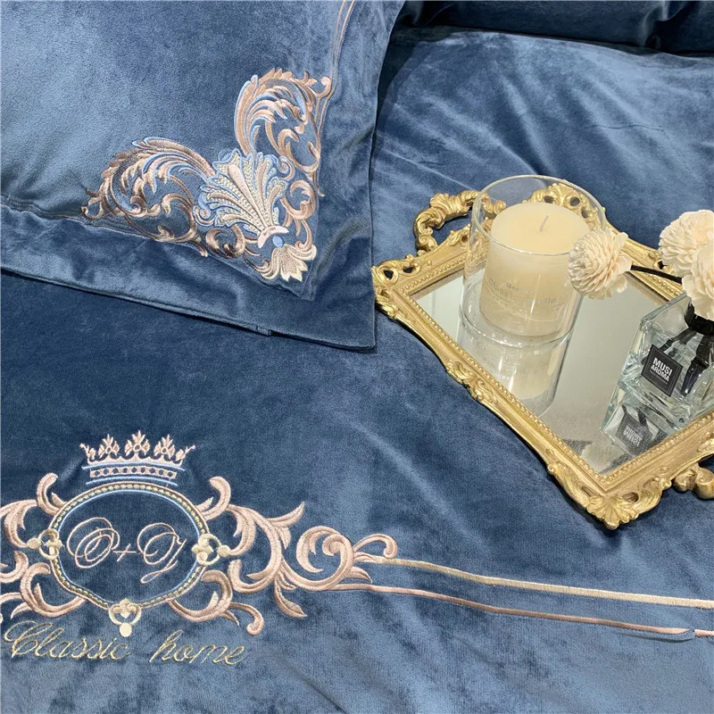 Комплект постельного белья из флисовой ткани с классической вышивкой голубое