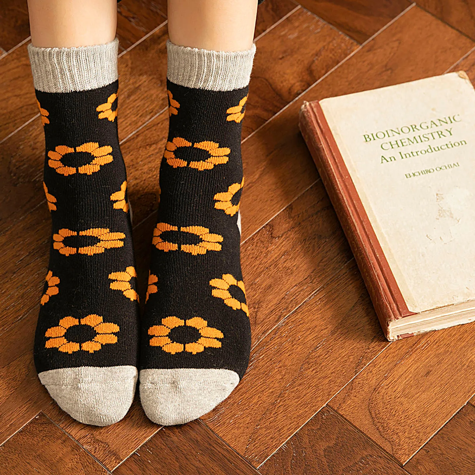 

Winter Women Coral Fleece Socks Middle Tube Cute Flowers Terry Stocking Casual Happy Fashion Designer Socks Calcetines