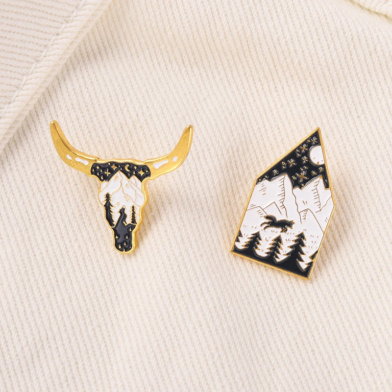 

New Fashion Exquisite Bull head horn brooch black wolf Nature night view brooch New alloy animal brooch Cartoon Backpack Badge
