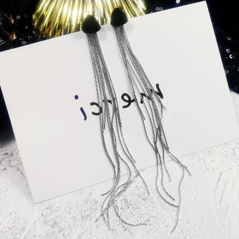 Корейские преувеличенные серьги гвоздики с длинными кисточками подчеркивающие