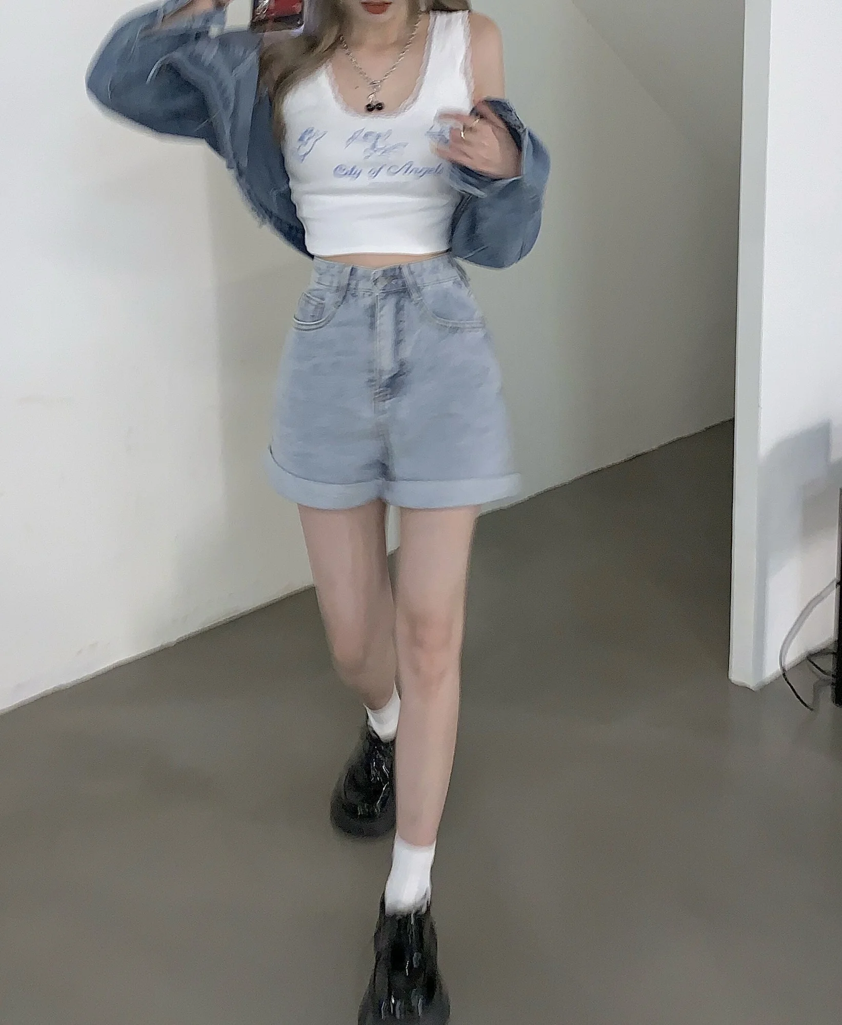 С машинкой идет осторожно в Корейском стиле иностранном изящный кружевной