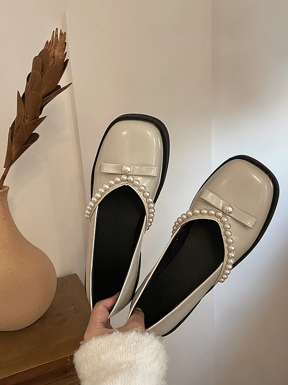 

2021 women's new spring and autumn retro French fashion small leather shoes all-match casual shoe cover foot shallow mouth.