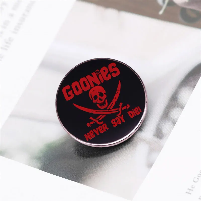 Goоны никогда не говорят штампованная эмалированная булавка группа post-rock из Blackpool