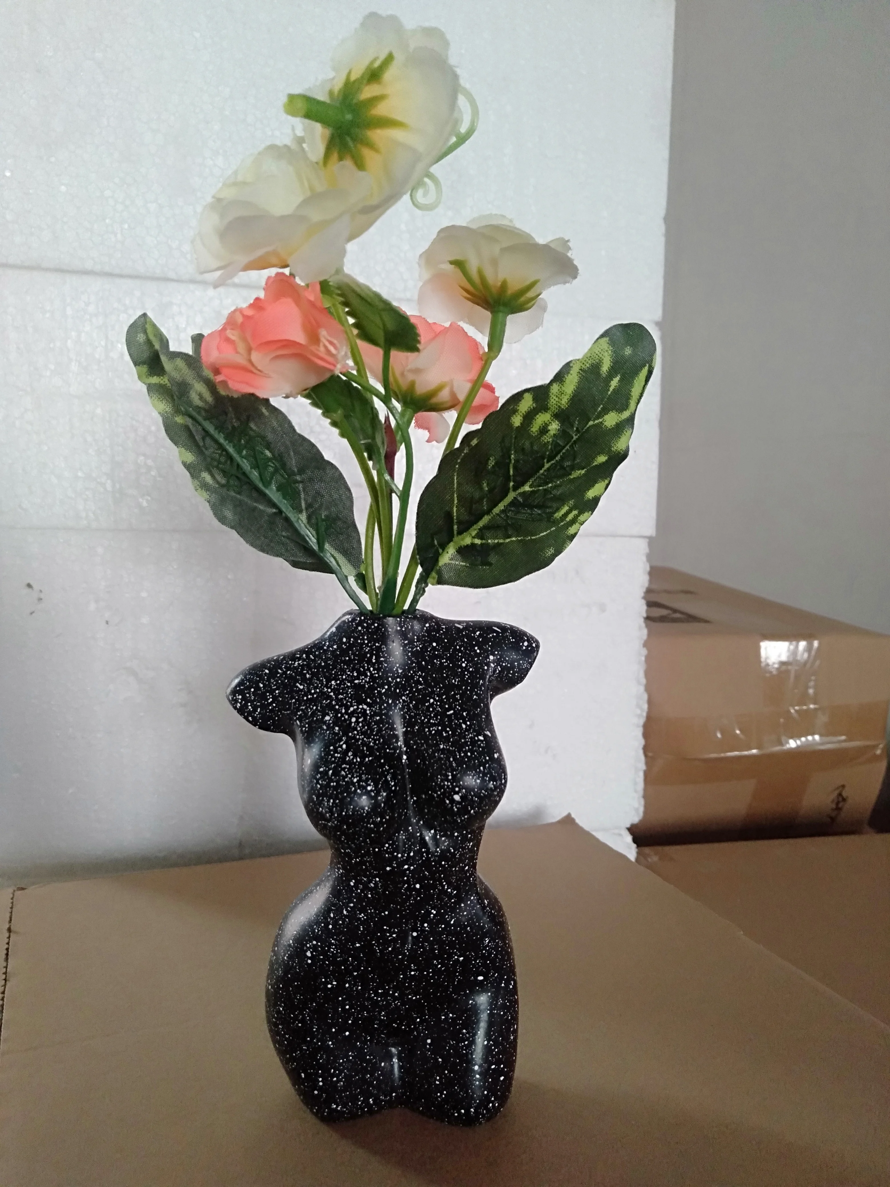

Bao Guang Ta Human Body Sculpture Art Design Vase Dried Flower Simulation Resin Bottle Home Decoration Livingroom Table R5197
