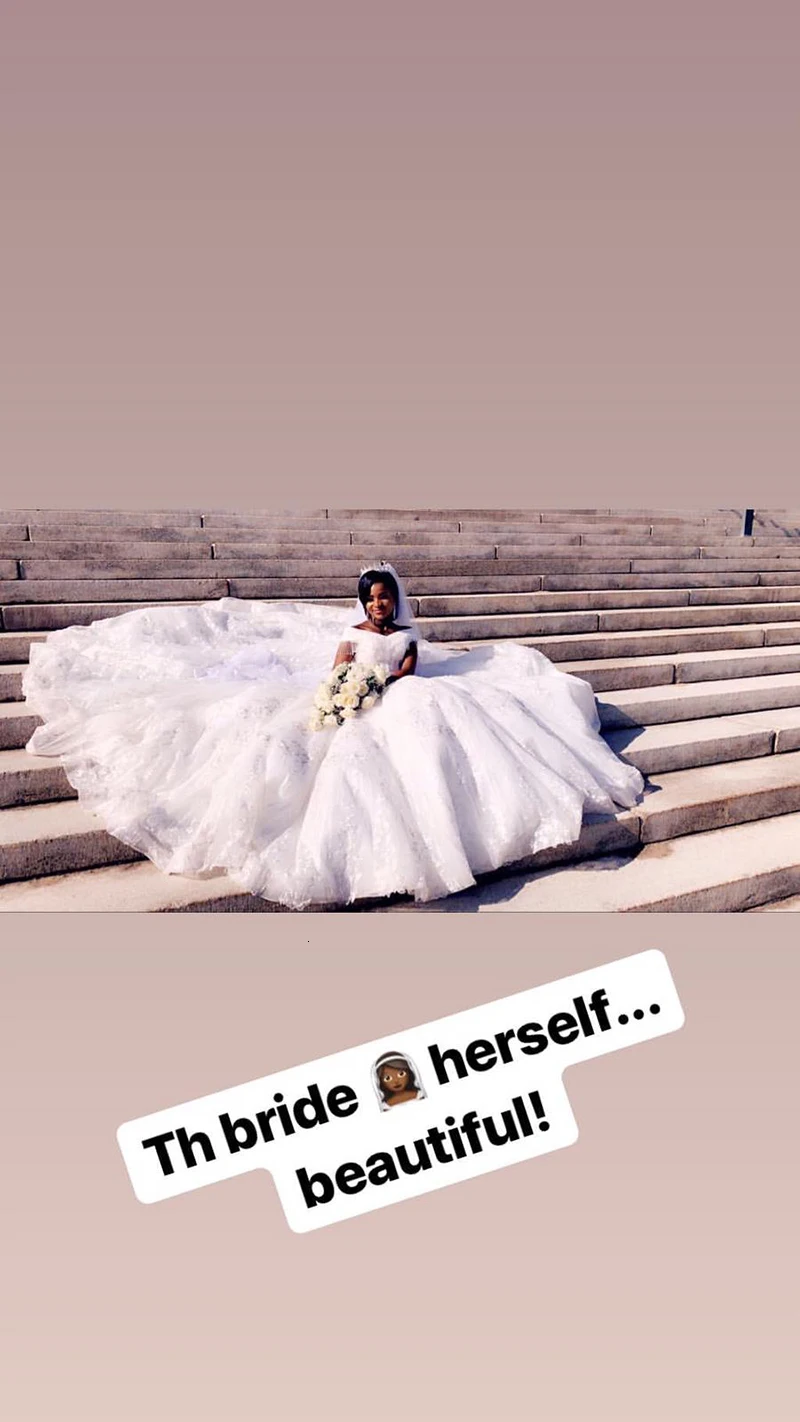 Свадебное платье с открытыми плечами v образным вырезом и шнуровкой цвета