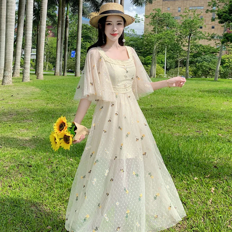 

Runway Designer Sweet Women Daisy Floral Embroidery Midi Dress Summer Princess Dress Sexy Square collar Lace Trims Beach Dress