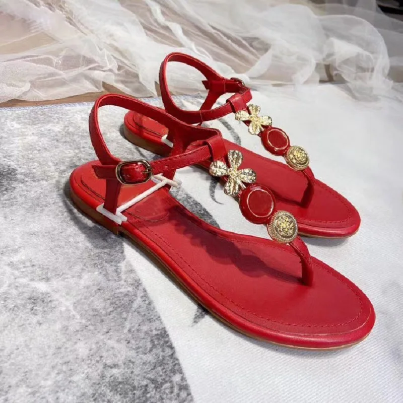 2020 модная летняя одежда с металлическими украшениями Женские сандалии для