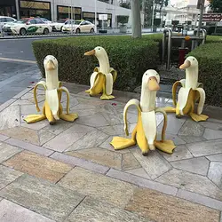 Забавная статуя утки в форме банана