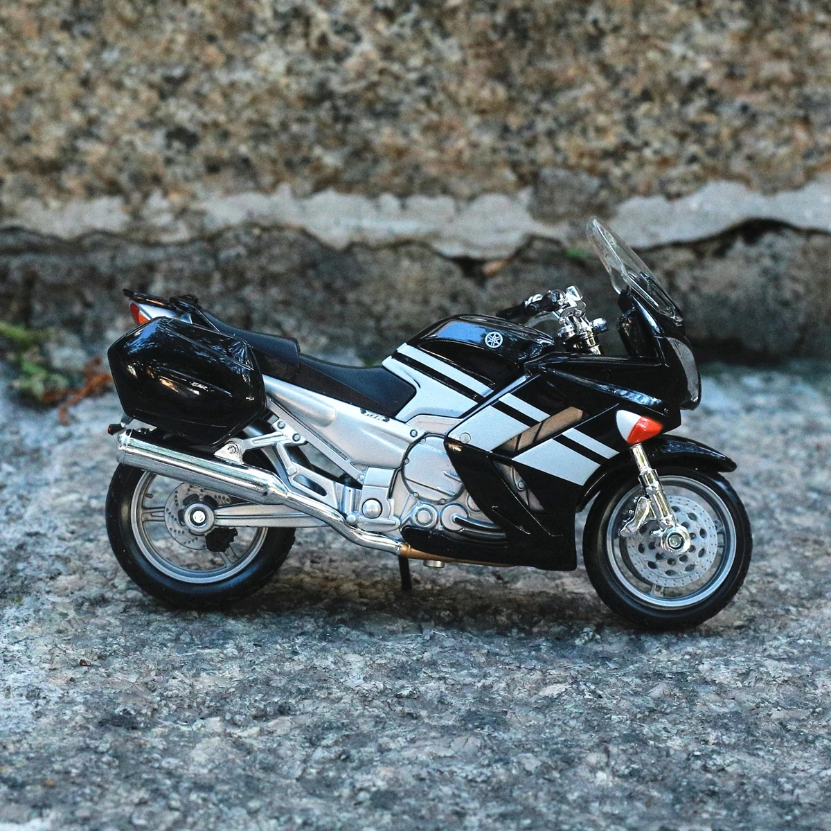 

Maisto 1:18 YAMAHA FJR 1300 Alloy Motorcycle Model Souvenir Toy Collectible Mini Moto Die Cast