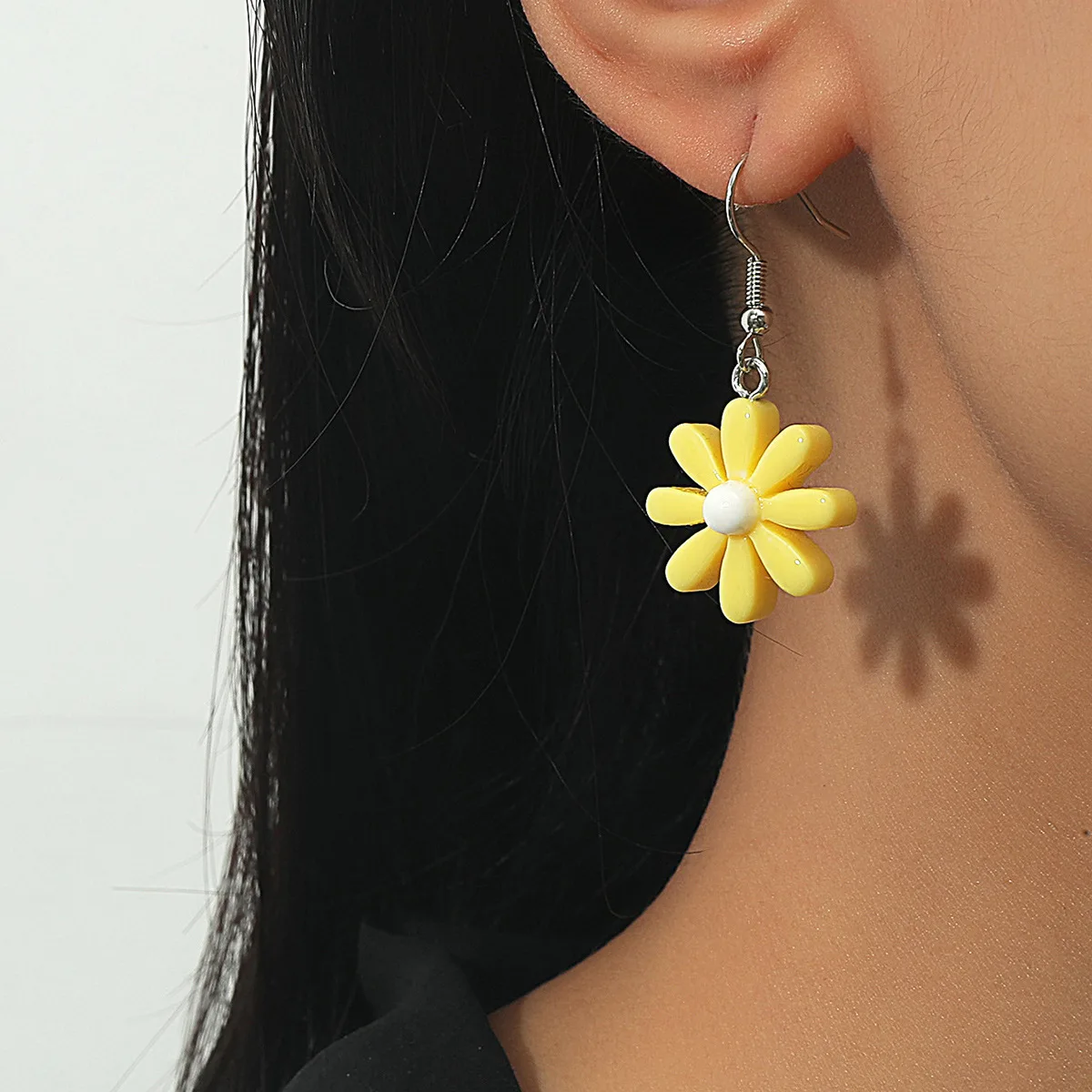 

Temperament Resin Daisy Earrings for Women Summer Fashion Flowers Ear Studs K-Pop Resin Earrings Jewelry Accessories Party Gift
